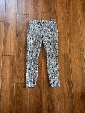 Athleta Women’s Abstract Black White Knit Leggings Pockets Size S